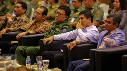 Menteri Pendayagunaan Aparatur Negara dan Reformasi Birokrasi, Yuddy Chrisnandi (kedua kanan) tampak hadir di acara Pencanangan dan Penandatanganan Piagam Zona Integritas di Kantor Kemendagri, Jakarta, Senin (14/9/2015). (Liputan6.com/Faizal Fanani)