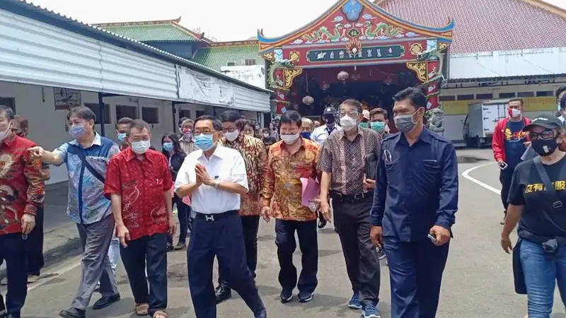 Bos Maspion Group Alim Makrus ketika berada di Kelenteng Tuban (Liputan6.com/Ahmad Adirin)