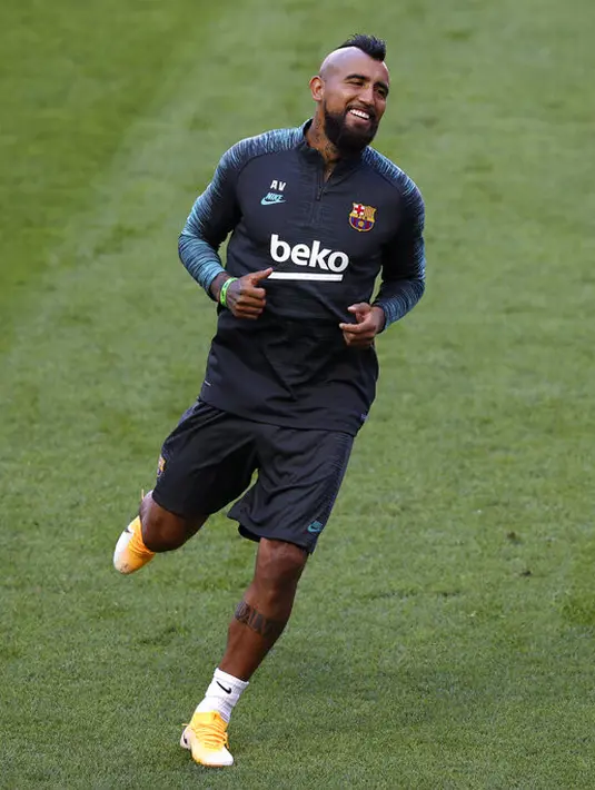 Gelandang Barcelona, Arturo Vidal melakukan pemanasan selama sesi latihan di stadion Da Luz, Lisbon, Portugal (13/8/2020). Barcelona akan bertanding melawan Bayern Munchen pada perempat final Liga Champions di Estadio da Luz.  (Rafael Marchante/Pool via AP)