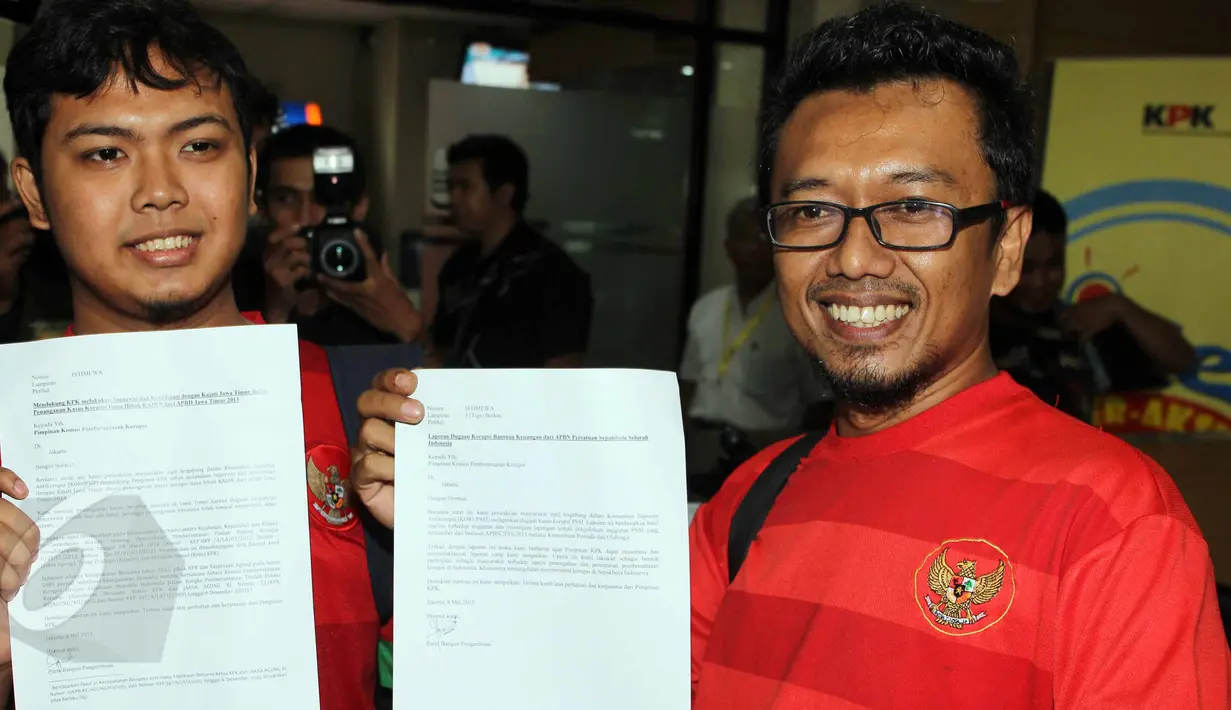 Dua orang perwakilan dari  Komunitas Suporter Antikorupsi (KORUPSSI) mendatangi kantor KPK, Senin (8/6/2015). Kedatangan mereka untuk melaporkan dugaan korupsi oleh PSSI. (Liputan6.com/Helmi Afandi)