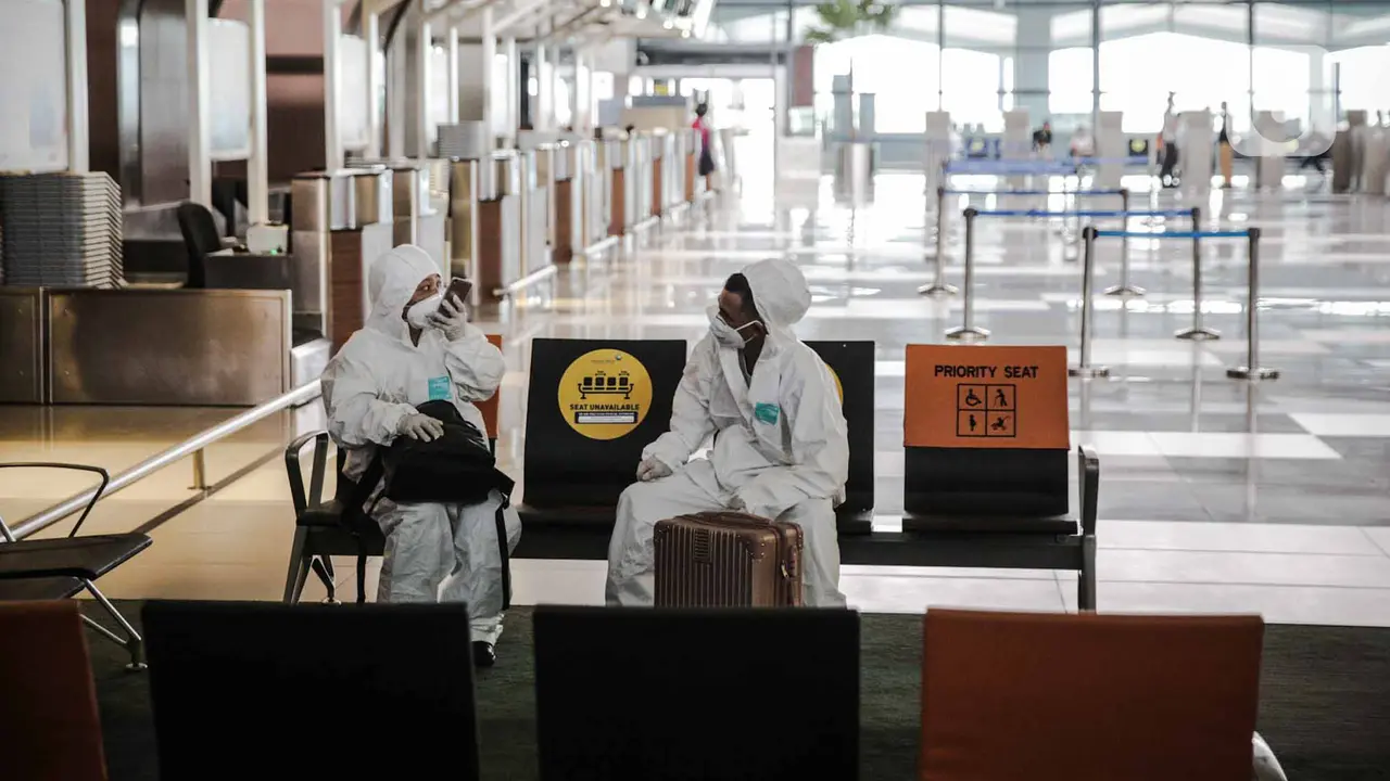 FOTO: Cegah Corona, Calon Penumpang di Bandara Soetta Pakai APD