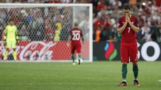 Ronaldo terlihat berdoa saat menantikan rekannya Ricardo Quaresma melakukan penalti saat melawan Polandia pada perempat final Piala Eropa 2016 di Stade Velodrome, Marseille, Jumat (30/6/2016) dini hari WIB. (REUTERS/Yves Herman)