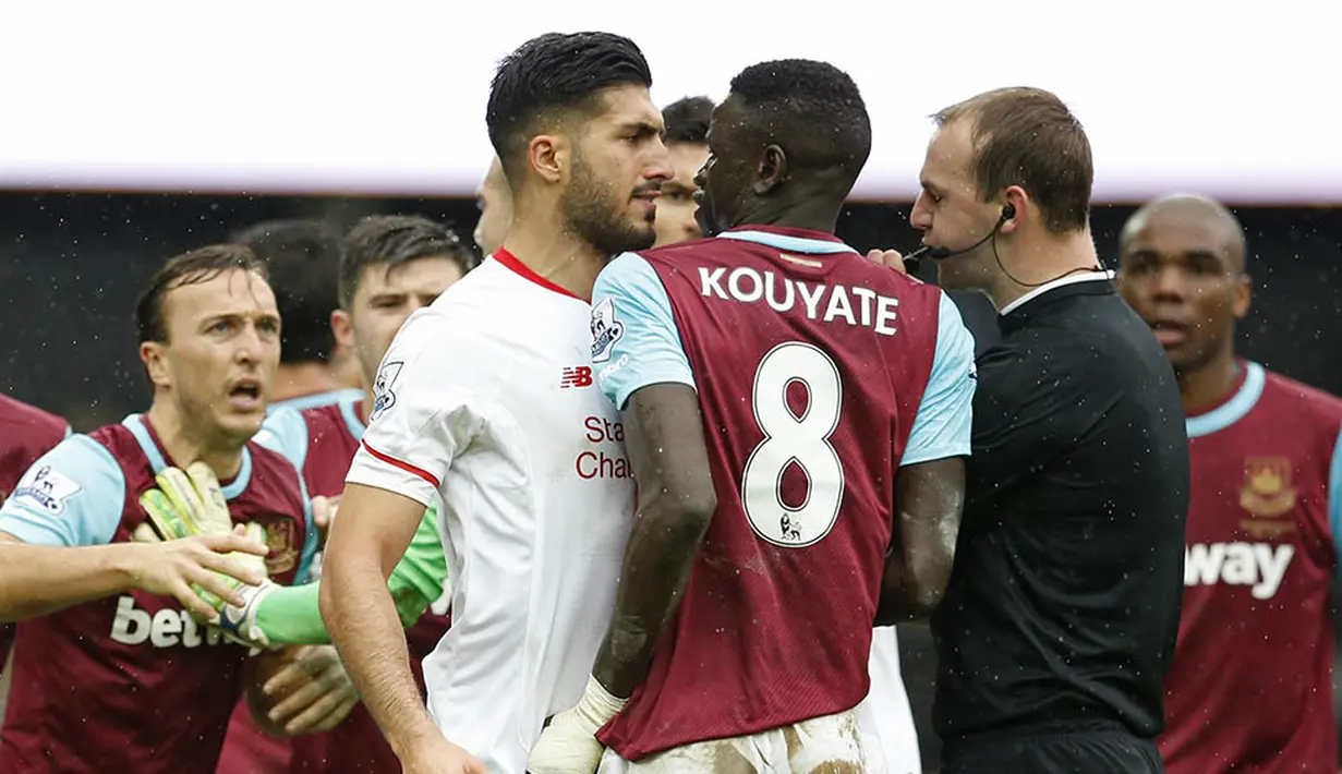 Gelandang Liverpool, Emre Can, beradu argumentasi dengan pemain West Ham, Cheikhou Kouyate, pada laga Liga Premier Inggris. The Reds gagal meneruskan hasil positif yang sebelumnya meraih dua kemenangan beruntun. (Reuters/John Sibley)