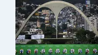 Para atlet panahan mengecek hasil bidikan dalam tes even Olimpiade 2016 di Sambadrome, Rio de Janeiro, Brazil, (15/9/2015). (Reuters/Ricardo Moraes)
