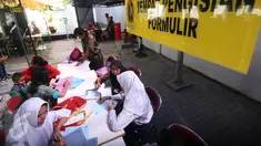 Sejumlah siswi mengisi formulir Penerimaan Peserta Didik Baru (PPDB) tahun ajaran 2016/2017 di Dinas Pendidikan Kota Yogyakarta, Rabu (15/6). PPDB jalur Kartu Menuju Sehat (KMS) diminati siswa untuk mendapatkan sekolah favorit. (Liputan6.com/Boy Harjanto)