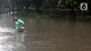 Kendaraan pengendara mogok saat menerobos genangan air di Jalan Di Panjaitan dekat Halte Transjakarta Cawang Soetoyo, Jakarta, Rabu (1/1/2020). Hujan yang mengguyur Jakarta sejak Selasa sore (31/12/2019) mengakibatkan banjir di sejumlah titik di Jakarta. (Liputan6.com/Helmi Fithriansyah)