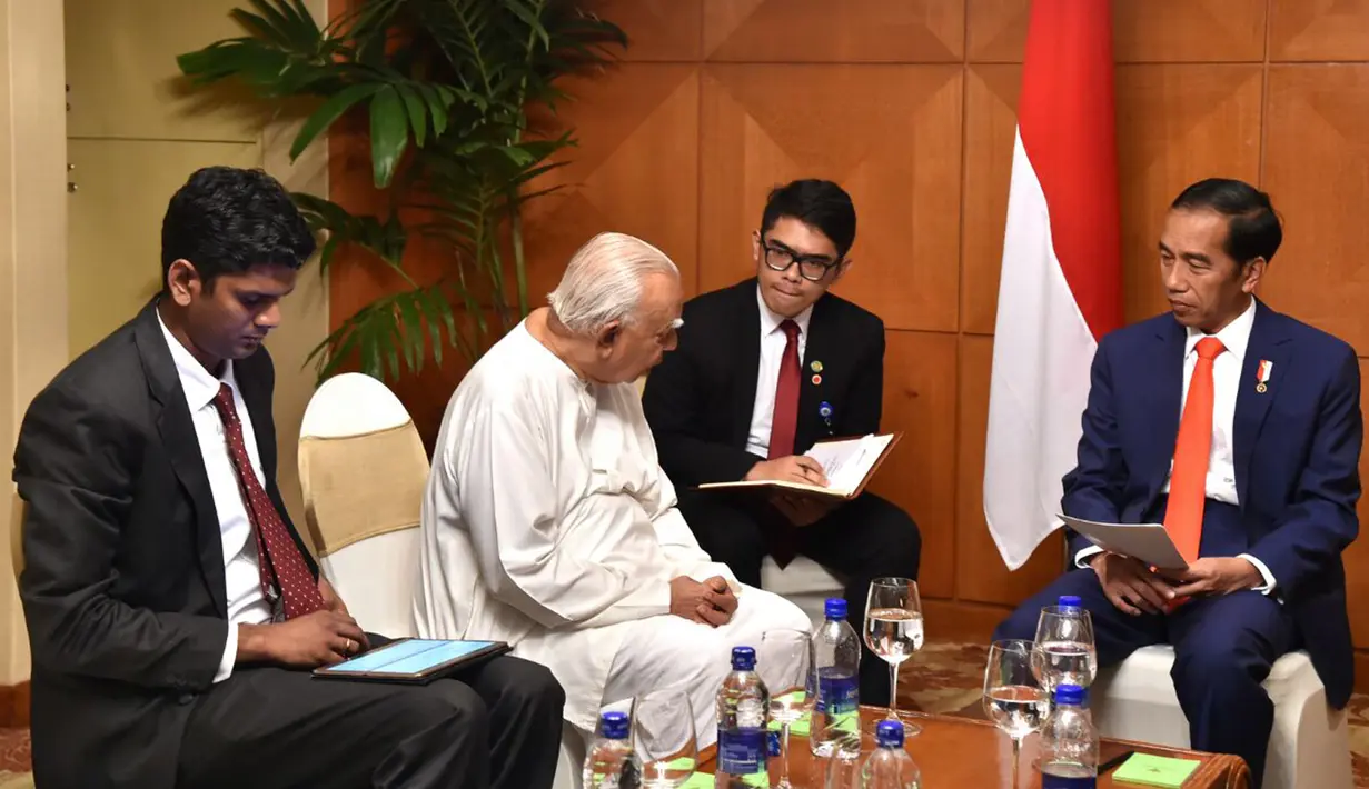 Presiden Jokowi menerima Pemimpin Oposisi Parlemen Sri Lanka, Rajavarothiam Sampanthan di Hotel Hilton Colombo, Rabu (24/1). Kunjungan dalam rangka menjalin kerjasama yang konkret serta menguntungkan bagi kedua negara (LIputan6.com/Pool/Biro Pers Setpres)