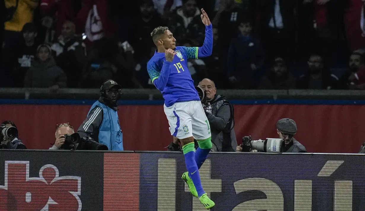 Brasil sudah unggul 1-0 pada menit ke-11 lewat gol Raphinha. Gol dicetak melalui sundulan kepala usai memanfaatkan umpan lambung Casemiro. (AP/Christophe Ena)