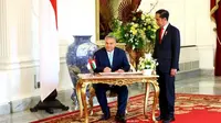 Perdana Menteri (PM) Hungaria Viktor Orbán menandatangani buku tamu didampingi Presiden Jokowi di Istana Merdeka, Jakarta, Kamis (23/1/2020). (Merdeka.com/Titin Supriatin)