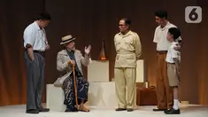 Pemain saat pentas bertajuk Mereka yang Menunggu di Banda Naira di Gedung Kesenian Jakarta (GKJ), Kamis (25/11/2021). Pertunjukkan mengangkat kisah pertemuan empat tokoh pergerakan Indonesia di tanah pembuangan Banda Naira. (Liputan6.com/HO/IndonesiaKaya)