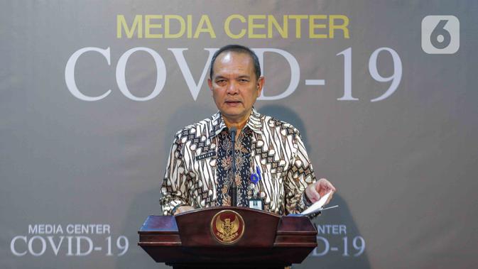 Plh Dirjen Imigrasi Jhoni Ginting menyampaikan keterangan di Kantor Presiden, Jakarta, Kamis (12/3/2020). Sejak 6 Februari hingga 10 Maret 2020, pihak Imigrasi menolak 126 WNA dari berbagai negara untuk masuk Indonesia terkait penanganan virus corona COVID-19. (Liputan6.com/Faizal Fanani)