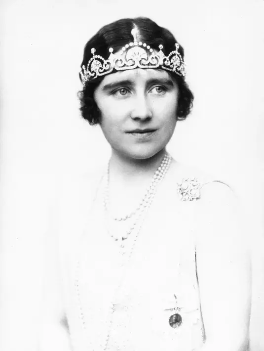 Tiara Six Button yang dirancang menyerupai bunga. Putri Victoria, Madeleine, Christina, dan Sofia dari Swedia pernah menggunakan tiara ini untuk urusan formal sebagai bangsawan yang bekerja. Foto: Vogue.