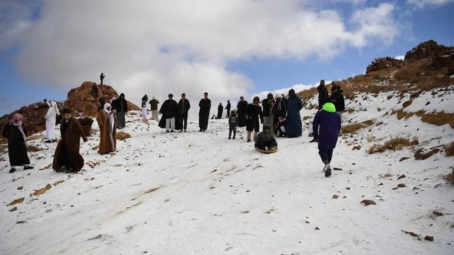 Setiap tahun, hujan salju membawa wisatawan dari seluruh Arab Saudi ke Pegunungan Al-Jabal dan Alkan di Provinsi Tabuk. (SPA)