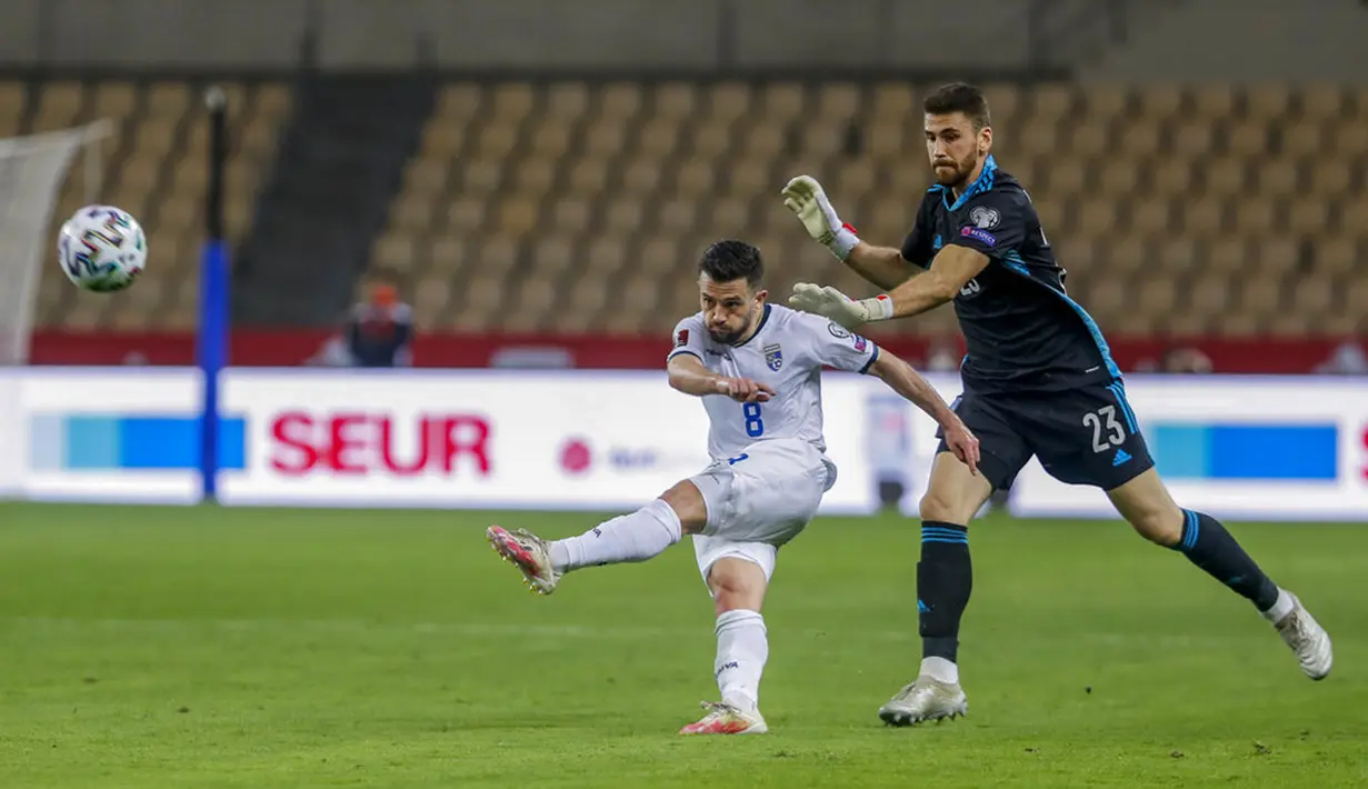 Pemain Kosovo Besar Halimi (kiri) menendang bola dan mencetak gol ke gawang Spanyol pada pertandingan Grup B babak kualifikasi Piala Dunia 2022 antara di Stadion La Cartuja, Seville, Spanyol, Rabu (31/3/2021). Spanyol menang 3-1. (AP Photo/Miguel Angel Morenatti)