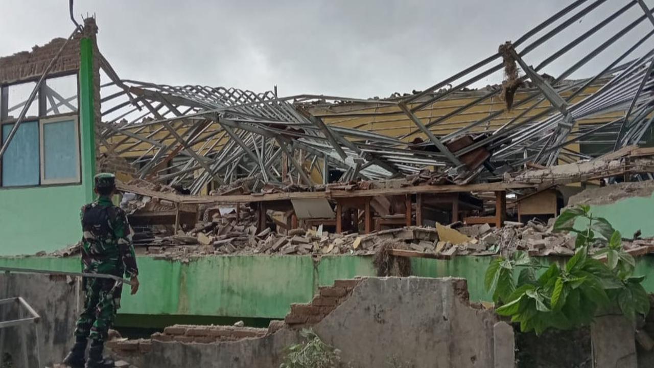 gedung mts di garut ambruk