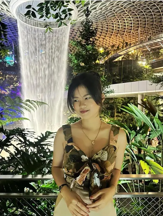 Baru-baru ini, Felicia mengunggah potretnya mengenakan sleeveless tie front top warna hijau, dipadukan high waist pants warna krem. Dipuji makin cantik! (Instagram/feliciatissue).