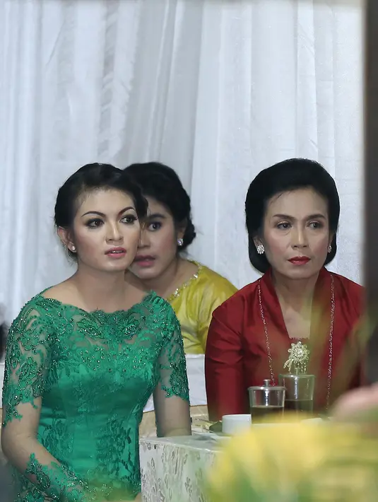 Selvi Ananda terlihat cantik dengan mengenakan kebaya berwarna hijau. (Galih W. Satria/Bintang.com)