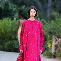 Di saat liburan menjadi hal yang diidamkan, namun berimajinasi masa kebahagiaan di saat kita menelusuri negara atau kota tertentu masih bisa dilakukan.