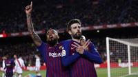 Bek Barcelona, Gerard Pique dan Arturo Vidal melakukan selebrasi usai membobol gawang Rayo Vallecano pada laga La Liga di Stadion Camp Nou, Sabtu (9/3). Barcelona menang 3-1 atas Rayo Vallecano. (AP/Manu Fernandez)