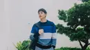 Begitu juga dengan Jirayu Tangsrisuk selebritis Thailand mengenakan Vertical Hobo bag hitam. Ia memadukannya dengan atasan long sleeve nuansa biru dipadukan celana pendek Dior. [Dior]