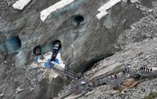 Menelusuri gua es La Grotte de glace di lereng Mont Blanc