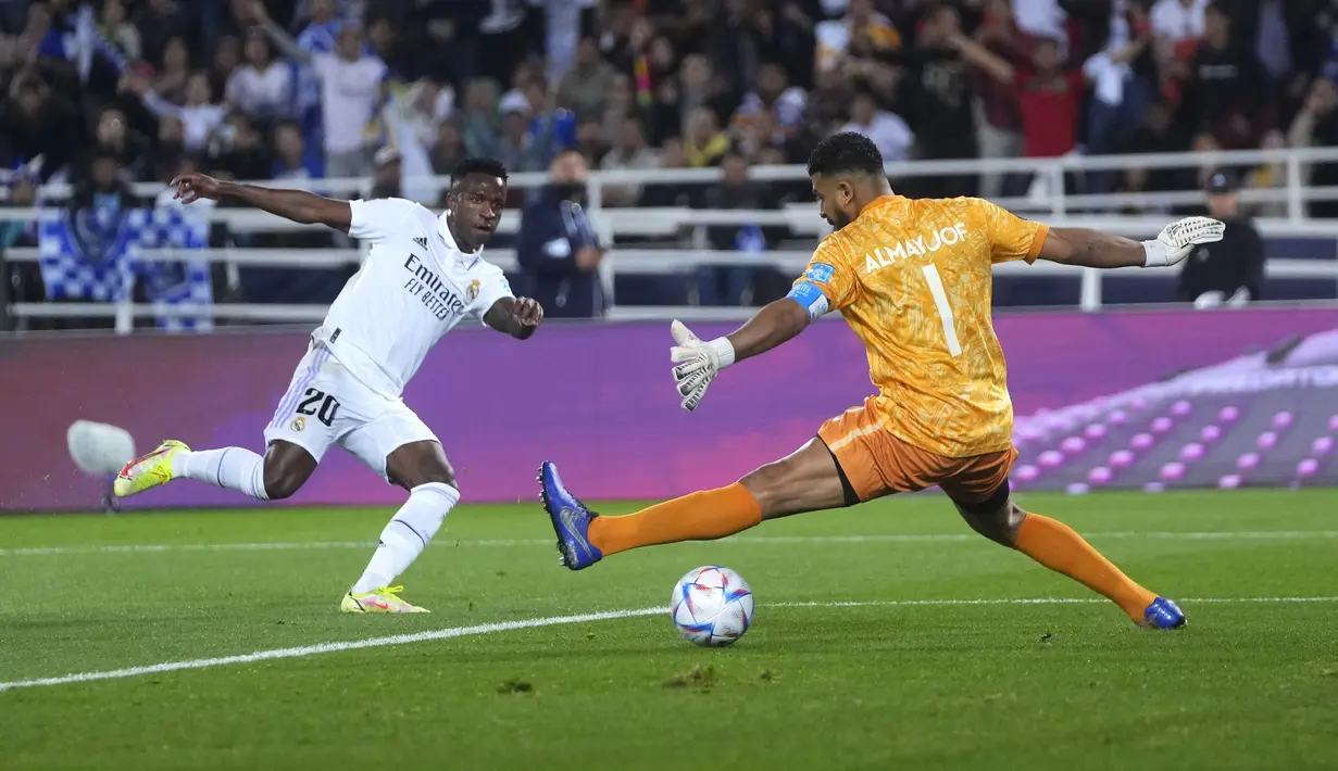 Pemain Real Madrid, Vinicius Junior, mencetak gol ke gawang Al Hilal pada laga final Piala Dunia Antarklub 2023 di Stadion Prince Moulay Abdellah, Rabat, Maroko, Sabtu (11/2/2023). Los Blancos meraih kemenangan 5-3 atas klub Arab Saudi, Al Hilal. (AP Photo/Manu Fernandez)