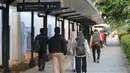 Calon penumpang berjalan di selasar pedestrian yang menghubungkan Stasiun Karet dan Stasiun BNI City di Jakarta, Kamis (3/9/2026). KAI membangun travelator sebagai bagian dari integrasi kedua stasiun yang ditargetkan rampung dalam 70 hari. (KLY/Budy Santoso)