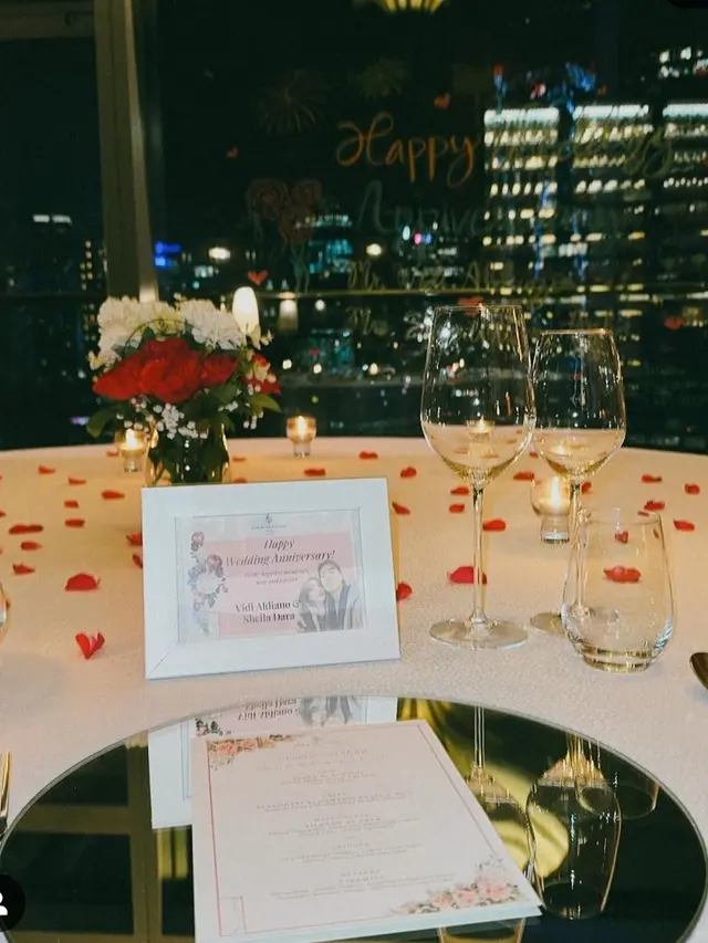 Vidi Aldiano dan Sheila Dara rayakan hari jadi pernikahan yang kedua sambil makan malam, mereka terlihat kompak mengenakan pakaian serba hitam