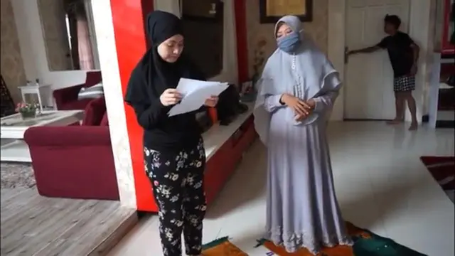 Momen Nathalie Holscher Belajar Shalat. (Sumber: YouTube/Sunah Official)