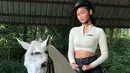 Pemenang ajang Indonesian Next Top Model musim kedua ini mengisi waktu luangnya dengan latihan berkuda. Sarah Timuwa ini terlihat bak seorang atlet berkuda profesional. (Liputan6.com/IG/@sarahtumiwa)