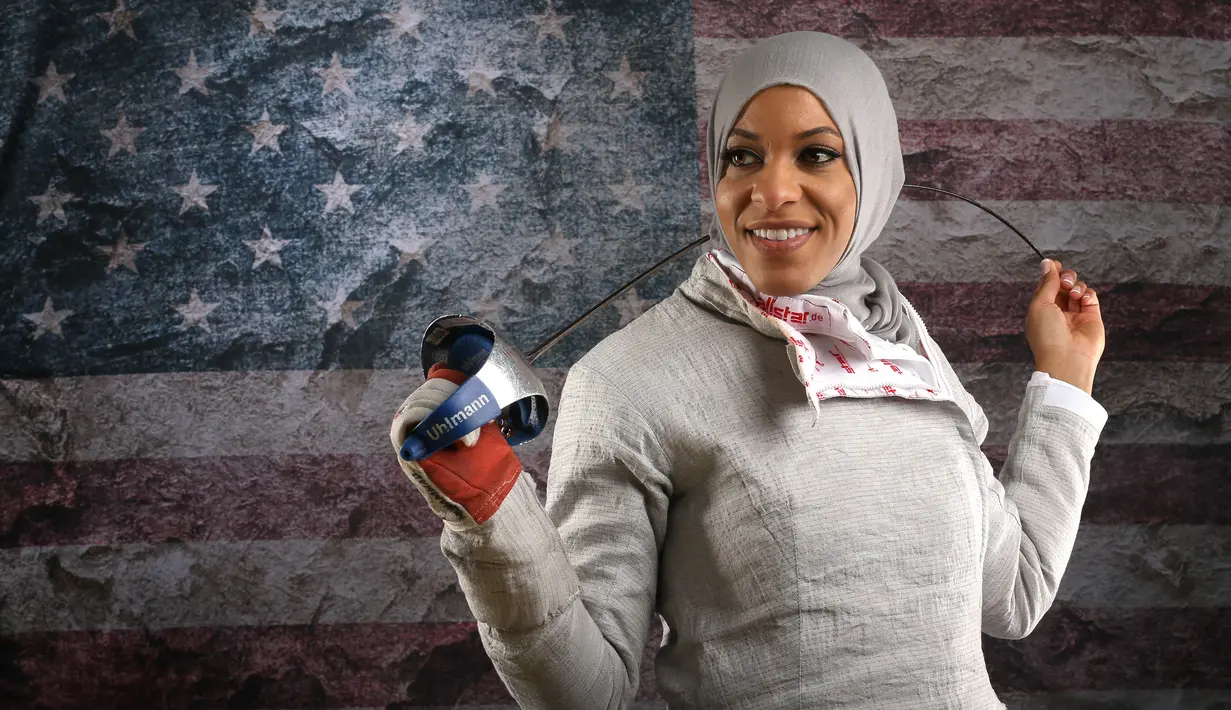 Ibtihaj Muhammad sempat menggemparkan dunia olahraga AS saat ia mewakili Amerika Serikat untuk bertanding di cabang olahraga Anggar. Pasalnya Ia merupakan wanita muslim berhijab pertama yang mewakili Amerika Serikat di ajang Olimpiade. (Foto: AFP/Getty Images/Sean M. Haffey)