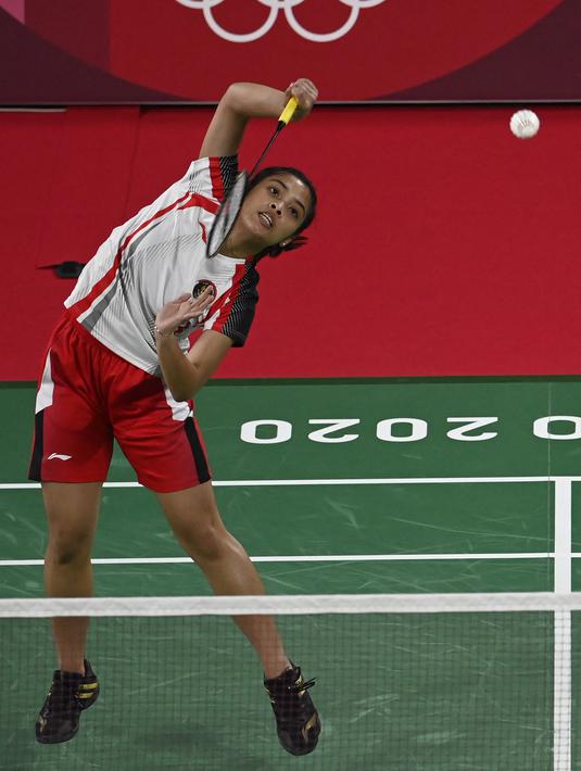 Tunggal putri Indonesia Gregoria Mariska melakukan smash saat melawan Lianne Tan dari Belgia dalam pertandingan penyisihan Grup M cabang bulu tangkis Olimpiade Tokyo 2020 di Musashino Forest Sports Plaza, Tokyo, Rabu (28/7/2021). Mariska menang 21-11 dan 21-17. (AFP/Alexander Nemenov)