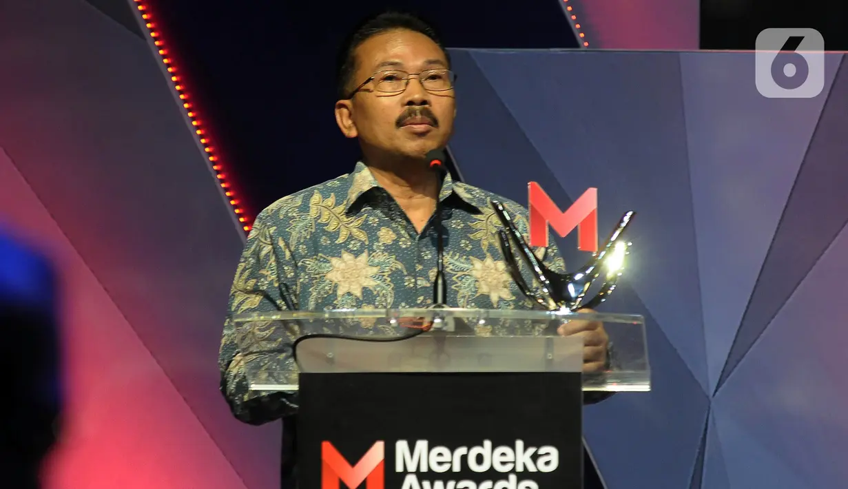 Penghargaan kategori Program Desa Wisata itu diterima oleh Asisten I Sekretaris Daerah Provinsi Jawa Timur Benny Sampirwanto bersama Kepala Dinas Kebudayaan dan Pariwisata Provinsi Jawa Timur Hudiyono mewakili Gubernur Jawa Timur Khofifah Indar Parawansa. (merdeka.com/Imam Buhori)