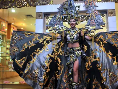 Putri Indonesia 2014 Elvira Devinamira berpose dengan kostum Nasional Kostum "Chronicle of Borobudur", Jakarta, Senin (2/2/2015). (Liputan6.com/Panji Diksana)