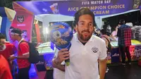 Salah satu sponsor laga Indonesia vs Argentina membagikan topeng Lionel Messi kepada penonton. (Liputan6.com/Thomas)