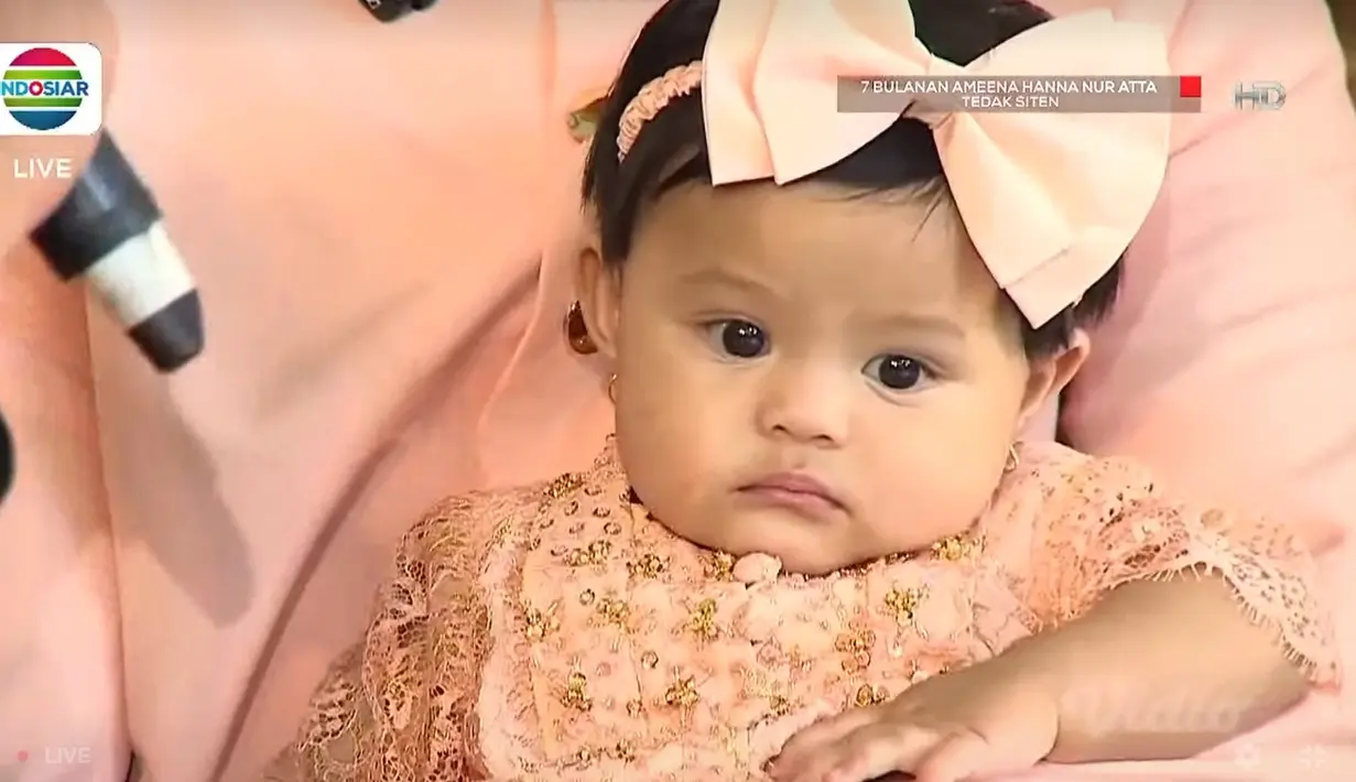 <p>Atta Halilintar menggendong Baby Ameena di acara 7 bulanan Tedak Siten. (Indosiar/Vidio)</p>