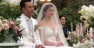 Denny Sumargo membawa kabar bahagia di akhir pekan ini. Sabtu (21/11/2020), ia resmi menikahi seorang perempuan cantik bernama Olivia Allan. Tampak suasana khidmat dan tertutup dari pernikahan keduanya. (FOTO: Instagram)