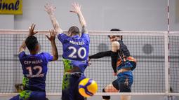 Pemain Jakarta BNI 46, Takahiro Tozaki (kanan) melepaskan spike saat saat menghadapi Jakarta Pertamina Pertamax dalam laga perebutan tempat ke-3 PLN Mobile Proliga 2022 di Padepokan Voli Jenderal Polisi Kunarto, Sentul, Minggu (27/03/2022). (Bola.com/Bagaskara Lazuardi)