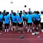 Sejumlah pemain dan official Timnas Wanita Indonesia berkumpul seusai latihan persiapan Piala Asia Wanita 2022 di Stadion Madya, Jakarta, Jumat (07/01/2021). (Bola.com/Bagaskara Lazuardi)