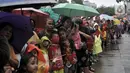 Antusias warga menyaksikan perayaan Cap Go Meh di Jatinegara, Jakarta, Minggu (9/2/2020).  Meski hujan, perayaan Cap Go Meh berlangsung meriah dengan atraksi barongsai dan liong serta arakan dewa-dewa mengelilingi kawasan Jatinegara dan berakhir di Wihara Amurva Bhumi. (merdeka.com/Iqbal S Nugroho)