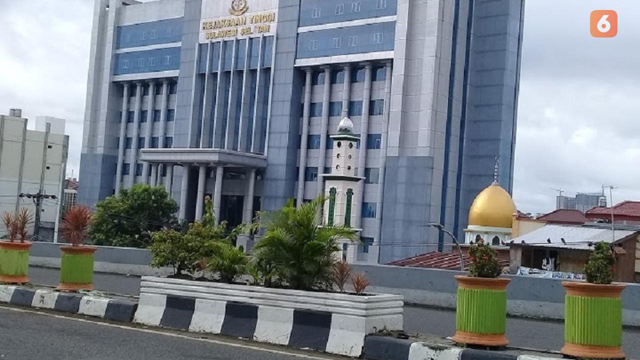 Kasi Penuntutan Kejati Sulsel, Adnan Hamzah membenarkan penyerahan tersangka dan barang bukti perkara dugaan korupsi peraga imtaq Disdik Gowa dari Polda Sulsel (Liputan6.com/ Eka Hakim)