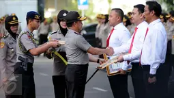 Kapolri Jenderal Tito Karnavian mengucapkan selamat kepada anggota yang mendapat penghargaan di Polda Metro Jaya, Jakarta, Rabu (18/1). Penghargaan diberikan atas prestasi pengungkapan kasus perampokan Pulomas dengan cepat. (Liputan6.com/Gempur M Surya)