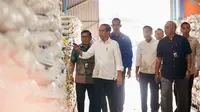 Presiden Jokowi mengecek ketersediaan Cadangan Beras Pemerintah di Gudang Bulog Cibitung, Jawa Barat, Jumat (16/2/2024). (Foto: Istimewa)