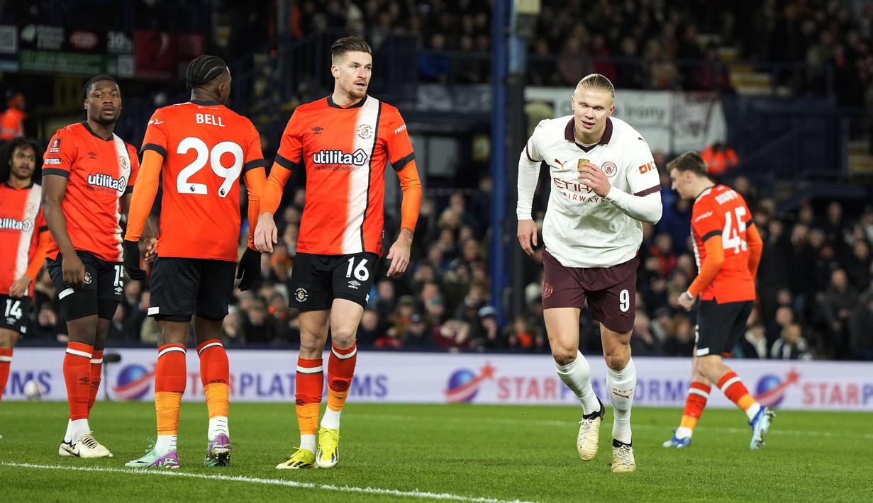 Selebrasi striker Manchester City, Erling Haaland setelah mencetak gol pertama timnya ke gawang Luton Town pada laga putaran kelima Piala FA 2023/2024 di Kenilworth Road Stadium, Luton, Selasa (27/2/2024). (AP Photo/Alastair Grant)
