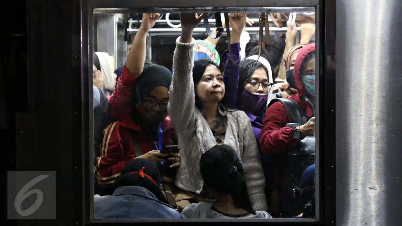 20151124-Penumpang Tetap Berjubel Meski Perjalanan KRL Alami Gangguan-Jakarta