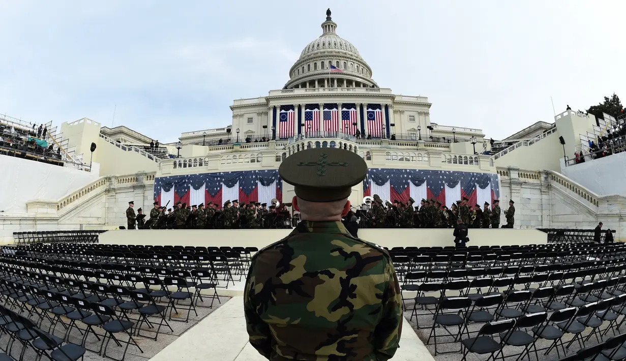 Dirigen bersiap memandu anggota President's Own Marine Band memainkan musik saat gladi resik jelang pelantikan Donald Trump di U.S. Capitol, Washington, DC, AS (19/1). Trump akan menjadi presiden ke-45 AS. (AFP Photo/Timothy A. Clary)