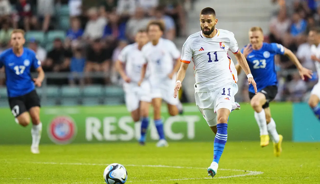 Di babak kedua, Belgia tak terlalu main ngotot lagi. Akan tetapi Estonia juga tetap kesulitan membongkar pertahanan Belgia.  Belgia mampu cetak gol tambahan ketiga.  (AP Photo/Pavel Golovkin)