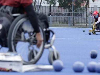 Sejumlah atlet Lawn Bowls saat mengikuti sesi latihan di Lapangan Hoki, GBK, Jakarta, Rabu, (19/9/2018). Latihan tersebut merupakan persiapan jelang Asian Para Games 2018. (Bola.com/M Iqbal Ichsan)