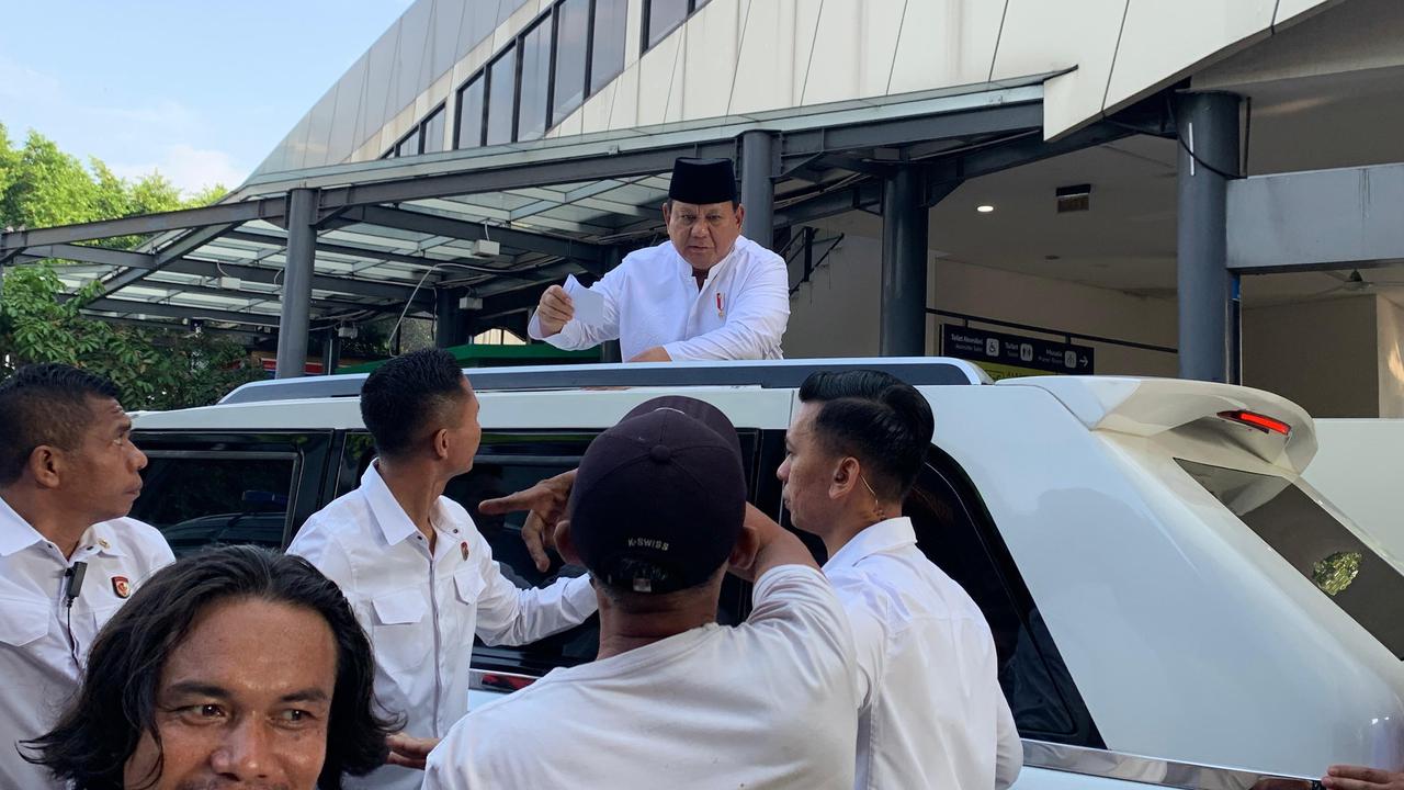 Momen Prabowo Bagi-Bagi THR untuk Warga di Istiqlal