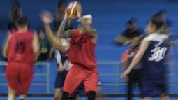 Pebasket Indonesia, Jamarr Johnson, mengamankan bola bola saat ujicoba melawan Satria Muda dan Pelita Jaya di GOR Soemantri, Jakarta, Selasa (7/8/2018). Indonesia menang 113-75 atas SM dan PJ. (Bola.com/Vitalis Yogi Trisna)